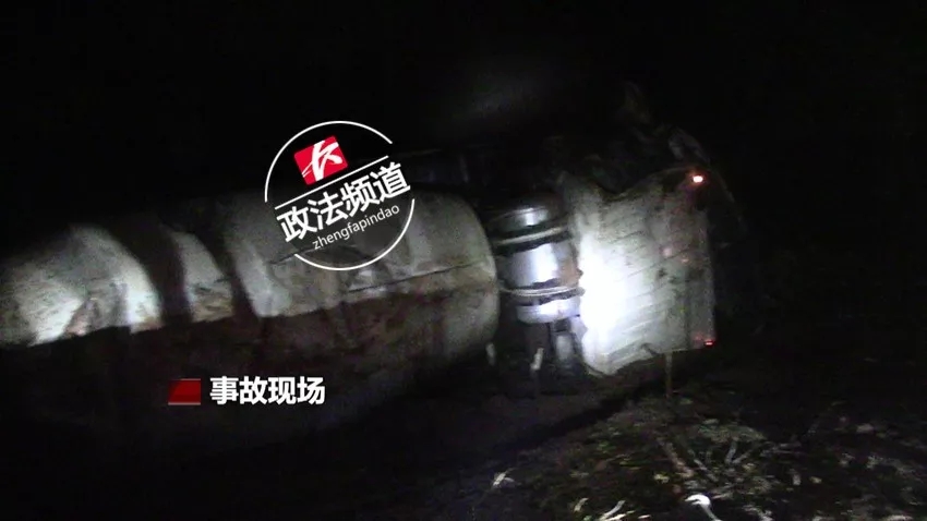 混泥土罐車深夜側翻排水溝 司機被卡駕駛室無法動彈